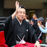 「お練り」で人力車に乗り、集まったファンの声援に応える片岡孝太郎＝大阪市中央区で2026年3月29日、村田貴司撮影