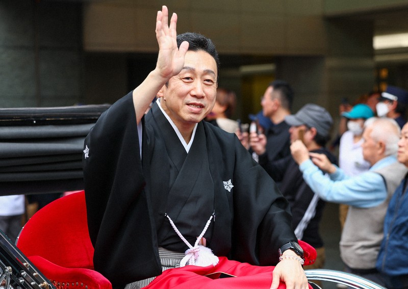 「お練り」で人力車に乗り、集まったファンの声援に応える片岡孝太郎＝大阪市中央区で2026年3月29日、村田貴司撮影