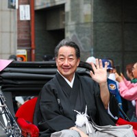「お練り」で人力車に乗り、集まったファンの声援に応える中村扇雀＝大阪市中央区で2026年3月29日、村田貴司撮影