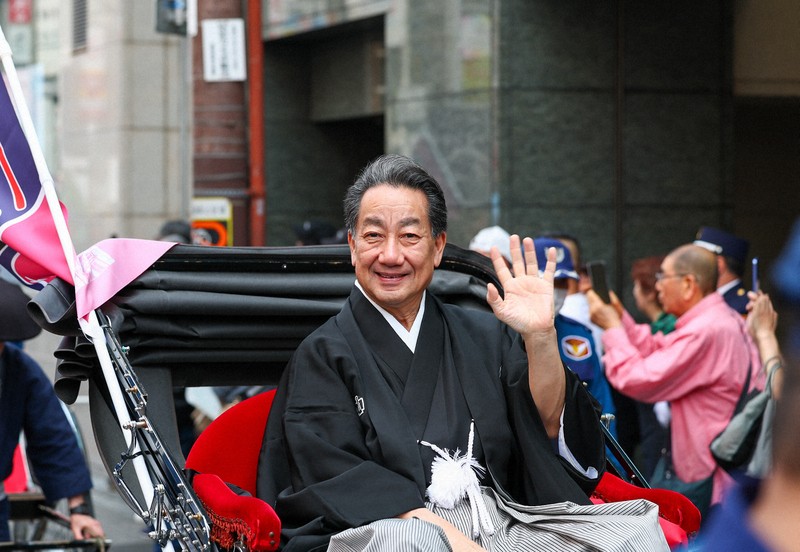 「お練り」で人力車に乗り、集まったファンの声援に応える中村扇雀＝大阪市中央区で2026年3月29日、村田貴司撮影