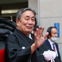 「お練り」で人力車に乗り、集まったファンの声援に応える中村歌六＝大阪市中央区で2026年3月29日、村田貴司撮影