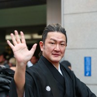 「お練り」で人力車に乗り、声援に応える中村獅童＝大阪市中央区で2026年3月29日、村田貴司撮影