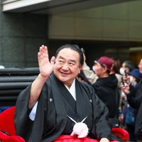 「お練り」で人力車に乗り、集まったファンの声援に応える中村鴈治郎＝大阪市中央区で2026年3月29日、村田貴司撮影