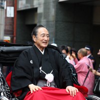 「お練り」で人力車に乗る片岡仁左衛門＝大阪市中央区で2026年3月29日、村田貴司撮影