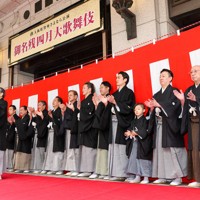 「お練り」後の式典で手締めする片岡仁左衛門（左手前）と俳優ら＝大阪市中央区で2026年3月29日、村田貴司撮影