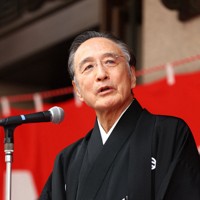 「お練り」後の式典であいさつする片岡仁左衛門＝大阪市中央区で2026年3月29日、村田貴司撮影