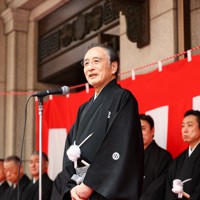 「お練り」後の式典であいさつする片岡仁左衛門＝大阪市中央区で2026年3月29日、村田貴司撮影
