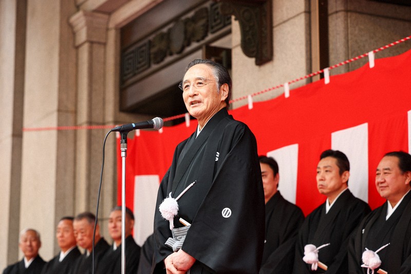 「お練り」後の式典であいさつする片岡仁左衛門＝大阪市中央区で2026年3月29日、村田貴司撮影