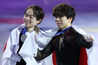 男子の表彰式でメダルを手にする鍵山優真（左）と佐藤駿＝プラハ・O2アリーナで2026年3月28日、滝川大貴撮影