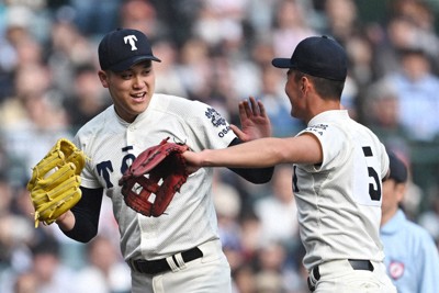 【専大松戸－大阪桐蔭】九回表専大松戸2死一塁、高貝規仁を投飛に打ち取り、大阪桐蔭の三塁手・大津昴偉留（右）と笑顔でタッチする2番手・川本晴大＝阪神甲子園球場で2026年3月29日、西夏生撮影