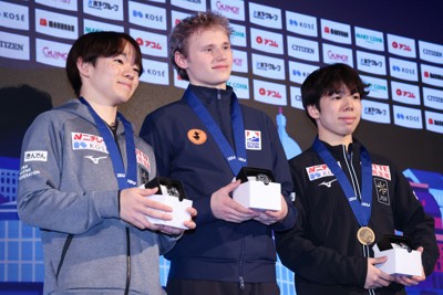 男子フリーのスモールメダルセレモニーで記念写真に納まる（左から）2位の鍵山優真、1位で米国のイリア・マリニン、3位の佐藤駿＝プラハ・O2アリーナで2026年3月29日、滝川大貴撮影