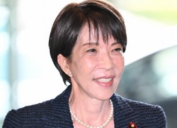 首相官邸に入る高市早苗首相。高市政権は原発への公的融資を目指している＝2026年3月27日、平田明浩撮影