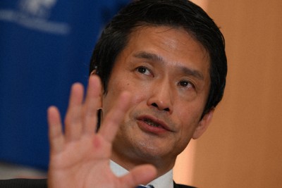 質問に答える中道改革連合代表の小川淳也さん＝東京都千代田区で2026年3月19日、内藤絵美撮影