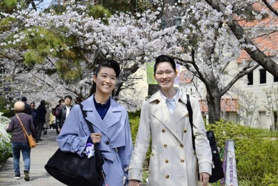 笑顔で入学説明会に向かう宝塚音楽学校の合格者＝宝塚市で、共同