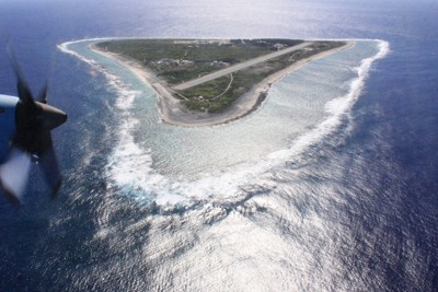 日本最東端の島・南鳥島＝航空自衛隊C130輸送機から2012年、鈴木泰広撮影