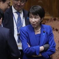 参院予算委の集中審議が休憩に入り、委員らと言葉を交わす高市早苗首相＝25日（共同）