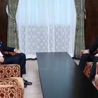 会談に臨む自民党・磯崎仁彦参院国対委員長（右）と立憲民主党・斎藤嘉隆参院国対委員長＝国会内で2026年3月30日午前9時59分、平田明浩撮影