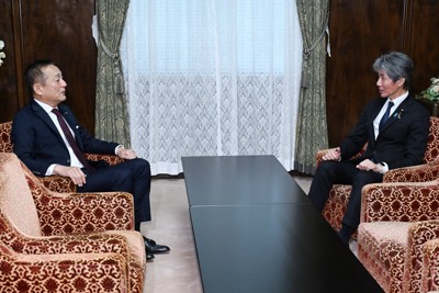 会談に臨む自民党・磯崎仁彦参院国対委員長（右）と立憲民主党・斎藤嘉隆参院国対委員長＝国会内で2026年3月30日午前9時59分、平田明浩撮影