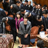 衆院予算委員会で2026年度暫定予算案が賛成多数で可決され、一礼する高市早苗首相（中央手前）と閣僚ら＝国会内で2026年3月30日午前11時38分、平田明浩撮影