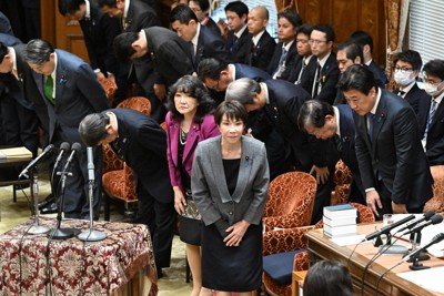 衆院予算委員会で2026年度暫定予算案が賛成多数で可決され、一礼する高市早苗首相（中央手前）と閣僚ら＝国会内で2026年3月30日午前11時38分、平田明浩撮影