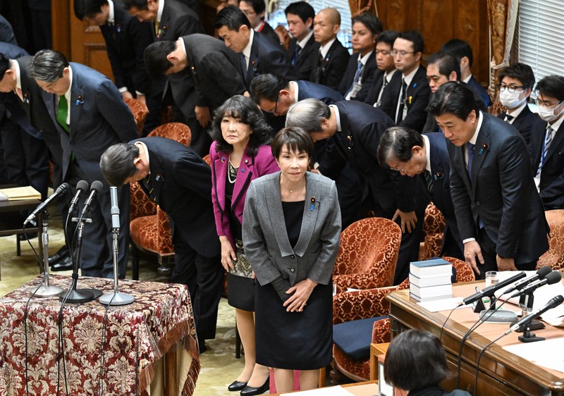 衆院予算委員会で2026年度暫定予算案が賛成多数で可決され、一礼する高市早苗首相（中央手前）と閣僚ら＝国会内で2026年3月30日午前11時38分、平田明浩撮影