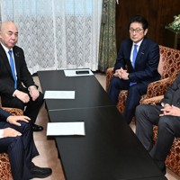 会談に臨む自民党の松山政司参院議員会長（中央右）と日本保守党の百田尚樹代表（同左）。右端は自民党の萩生田光一幹事長代行、左端は日本保守党の北村晴男氏＝国会内で2026年3月30日午後2時56分、平田明浩撮影
