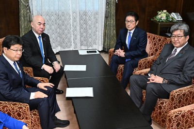 会談に臨む自民党の松山政司参院議員会長（中央右）と日本保守党の百田尚樹代表（同左）。右端は自民党の萩生田光一幹事長代行、左端は日本保守党の北村晴男氏＝国会内で2026年3月30日午後2時56分、平田明浩撮影