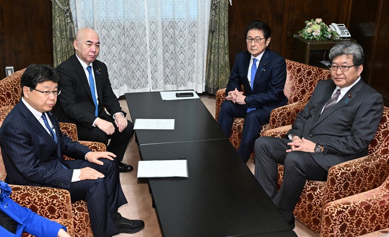 会談に臨む自民党の松山政司参院議員会長（中央右）と日本保守党の百田尚樹代表（同左）。右端は自民党の萩生田光一幹事長代行、左端は日本保守党の北村晴男氏＝国会内で2026年3月30日午後2時56分、平田明浩撮影
