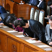 参院本会議で2026年度暫定予算が可決、成立し一礼する高市早苗首相（右端）と閣僚ら＝国会内で2026年3月30日午後4時34分、平田明浩撮影