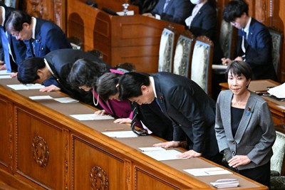 参院本会議で2026年度暫定予算が可決、成立し一礼する高市早苗首相（右端）と閣僚ら＝国会内で2026年3月30日午後4時34分、平田明浩撮影