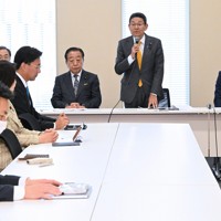 中道改革連合「安定的な皇位継承に関する検討本部」の初会合で発言する笠浩史本部長（右から2人目）。右端は中野洋昌事務局長＝国会内で2026年3月30日午後4時、平田明浩撮影