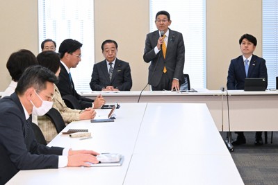 中道改革連合「安定的な皇位継承に関する検討本部」の初会合で発言する笠浩史本部長（右から2人目）。右端は中野洋昌事務局長＝国会内で2026年3月30日午後4時、平田明浩撮影