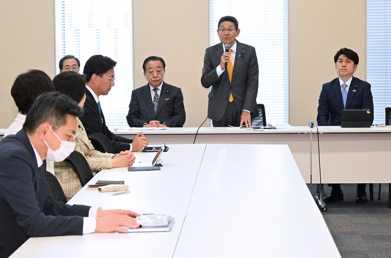 中道改革連合「安定的な皇位継承に関する検討本部」の初会合で発言する笠浩史本部長（右から2人目）。右端は中野洋昌事務局長＝国会内で2026年3月30日午後4時、平田明浩撮影