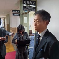 記者団の取材に応じる三村淳財務官（右）＝東京都千代田区霞が関3の財務省で2026年3月30日午前8時58分、山下貴史撮影