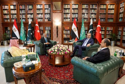 米国とイランの戦闘終結に向けて議論するエジプト、サウジアラビア、トルコ、パキスタンの各国外相＝イスラマバードで2026年3月29日（トルコ外務省提供・ロイター）
