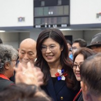 党員らに囲まれる台湾最大野党・国民党の鄭麗文主席（中央）＝台北市で2025年11月1日、林哲平撮影