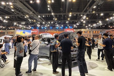 「バンコク国際モーターショー」のBYDブース。会場最大の展示スペースが設けられた＝タイの首都バンコク郊外で2026年3月26日、国本愛撮影