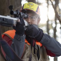 雪が降り積もった山で猟銃を構える望月優さん＝京都府福知山市で2026年1月24日、長澤凜太郎撮影（安全装置をかけています）
