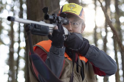 雪が降り積もった山で猟銃を構える望月優さん＝京都府福知山市で2026年1月24日、長澤凜太郎撮影（安全装置をかけています）