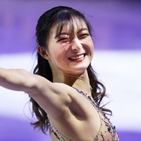 エキシビションを終え、去り際に笑顔でピースする坂本花織＝プラハ・O2アリーナで2026年3月29日、滝川大貴撮影