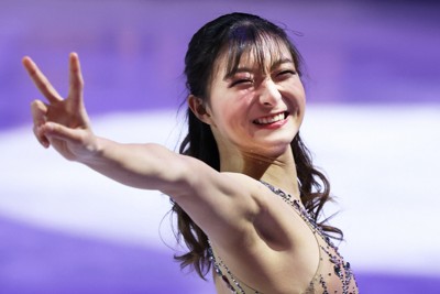 エキシビションを終え、去り際に笑顔でピースする坂本花織＝プラハ・O2アリーナで2026年3月29日、滝川大貴撮影