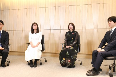 将棋と囲碁の魅力を語り合った（右から）藤井聡太名人、西山朋佳白玲、藤沢里菜女流本因坊、一力遼本因坊＝東京都渋谷区で2026年3月3日、内藤絵美撮影