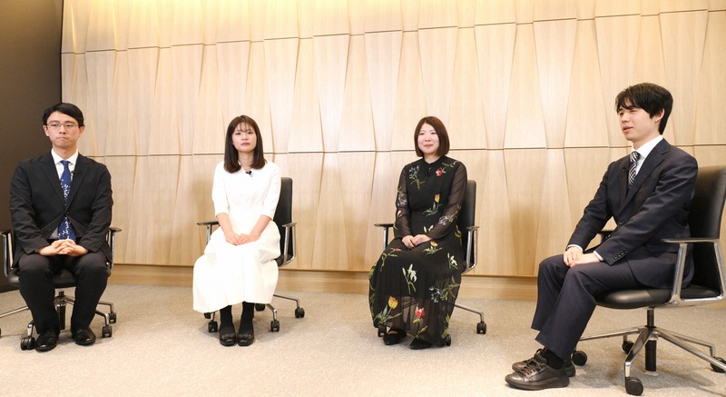 将棋と囲碁の魅力を語り合った（右から）藤井聡太名人、西山朋佳白玲、藤沢里菜女流本因坊、一力遼本因坊＝東京都渋谷区で2026年3月3日、内藤絵美撮影