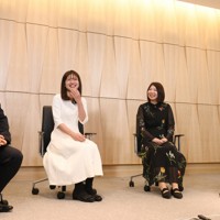 笑顔で語り合う（右から）藤井聡太名人、西山朋佳白玲、藤沢里菜女流本因坊、一力遼本因坊＝東京都渋谷区で2026年3月3日、内藤絵美撮影