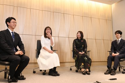 笑顔で語り合う（右から）藤井聡太名人、西山朋佳白玲、藤沢里菜女流本因坊、一力遼本因坊＝東京都渋谷区で2026年3月3日、内藤絵美撮影