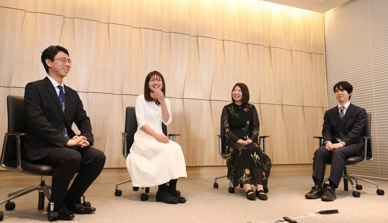 笑顔で語り合う（右から）藤井聡太名人、西山朋佳白玲、藤沢里菜女流本因坊、一力遼本因坊＝東京都渋谷区で2026年3月3日、内藤絵美撮影