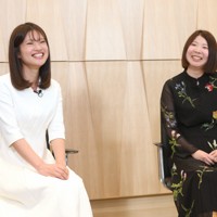 にこやかに語り合う西山朋佳白玲（右）と藤沢里菜女流本因坊＝東京都渋谷区で2026年3月3日、内藤絵美撮影