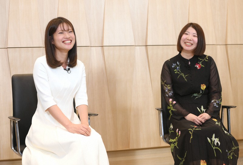 にこやかに語り合う西山朋佳白玲（右）と藤沢里菜女流本因坊＝東京都渋谷区で2026年3月3日、内藤絵美撮影