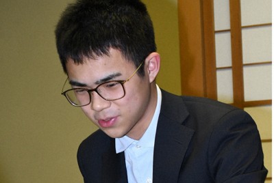 一力遼本因坊への挑戦権を獲得し、対局を振り返る福岡航太朗七段＝名古屋市東区で2026年3月30日午後5時36分、最上聡撮影
