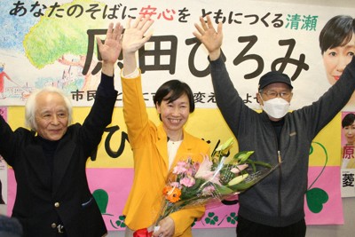 初当選を決め支持者と勝利を喜ぶ原田博美氏（中央）＝東京都清瀬市内の事務所で29日午後10時50分、矢野純一撮影